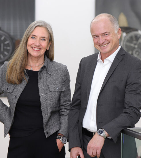 Simone Richter und Andreas Hölzel (Geschäftsführung Sinn Spezialuhren) stehen nebeneinander