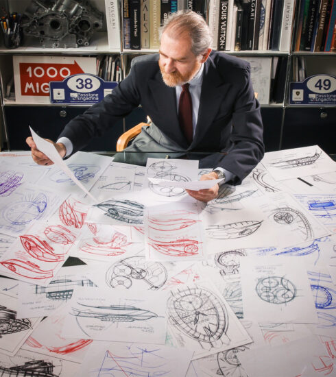 Mann an Schreibtisch mit Zeichnung der Serpenti-Uhr von Bulgari