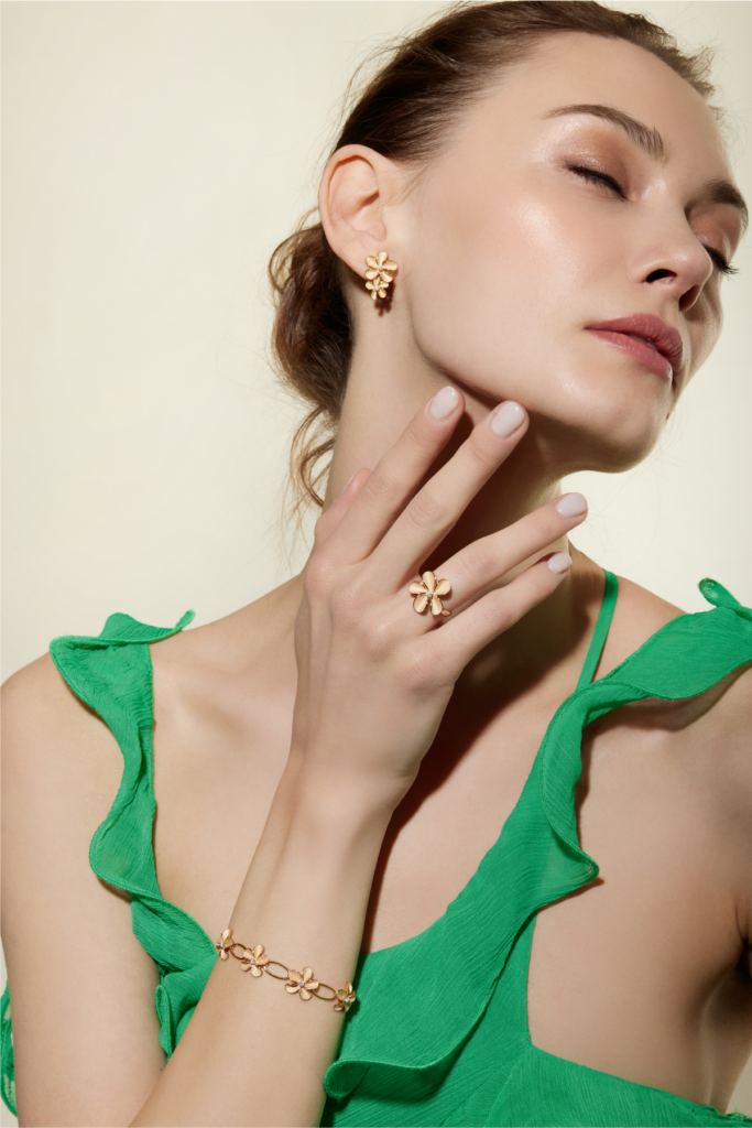 Model mit grünem Kleid und Cammilli - Cherry Bloom Kollektion
