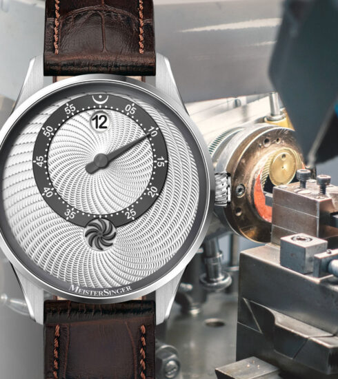 Panthero Jumping Hour von MeisterSinger mit Guillochiermaschine im Hintergrund