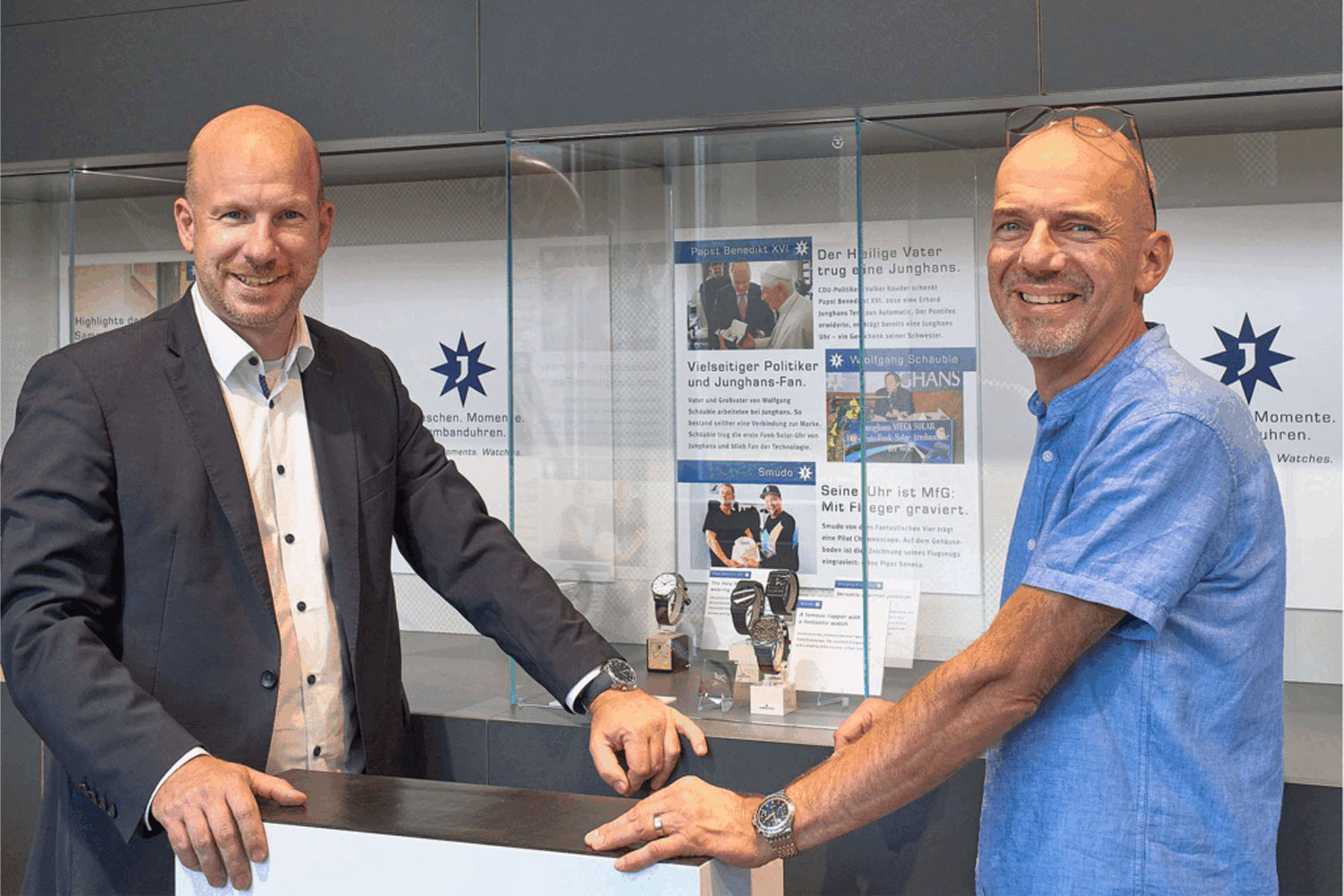 Hannes Steim (Geschäftsführender Gesellschafter Junghans) mit Norbert Grünberger (Junghans-Archivar) bei der Eröffnung der Ausstellung „Junghans Armbanduhren – Meilensteine der Uhrengeschichte“.