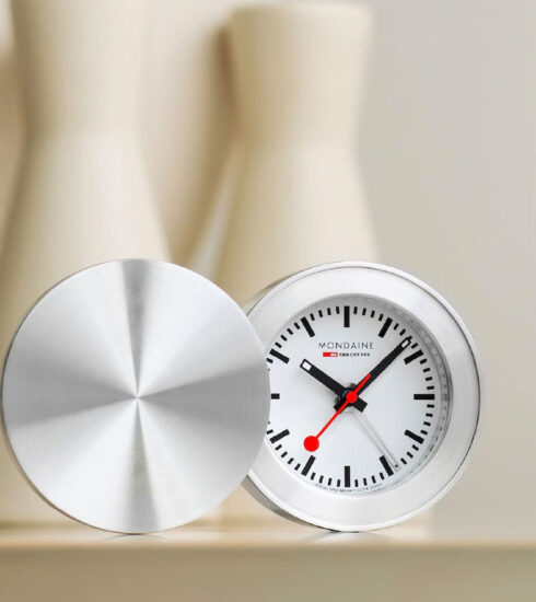 Reisewecker aus Aluminium von Mondaine