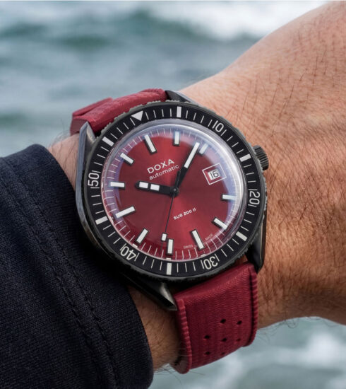 SUB 200 II von Doxa mit rotem Zifferblatt und schwarzem Gehäuse