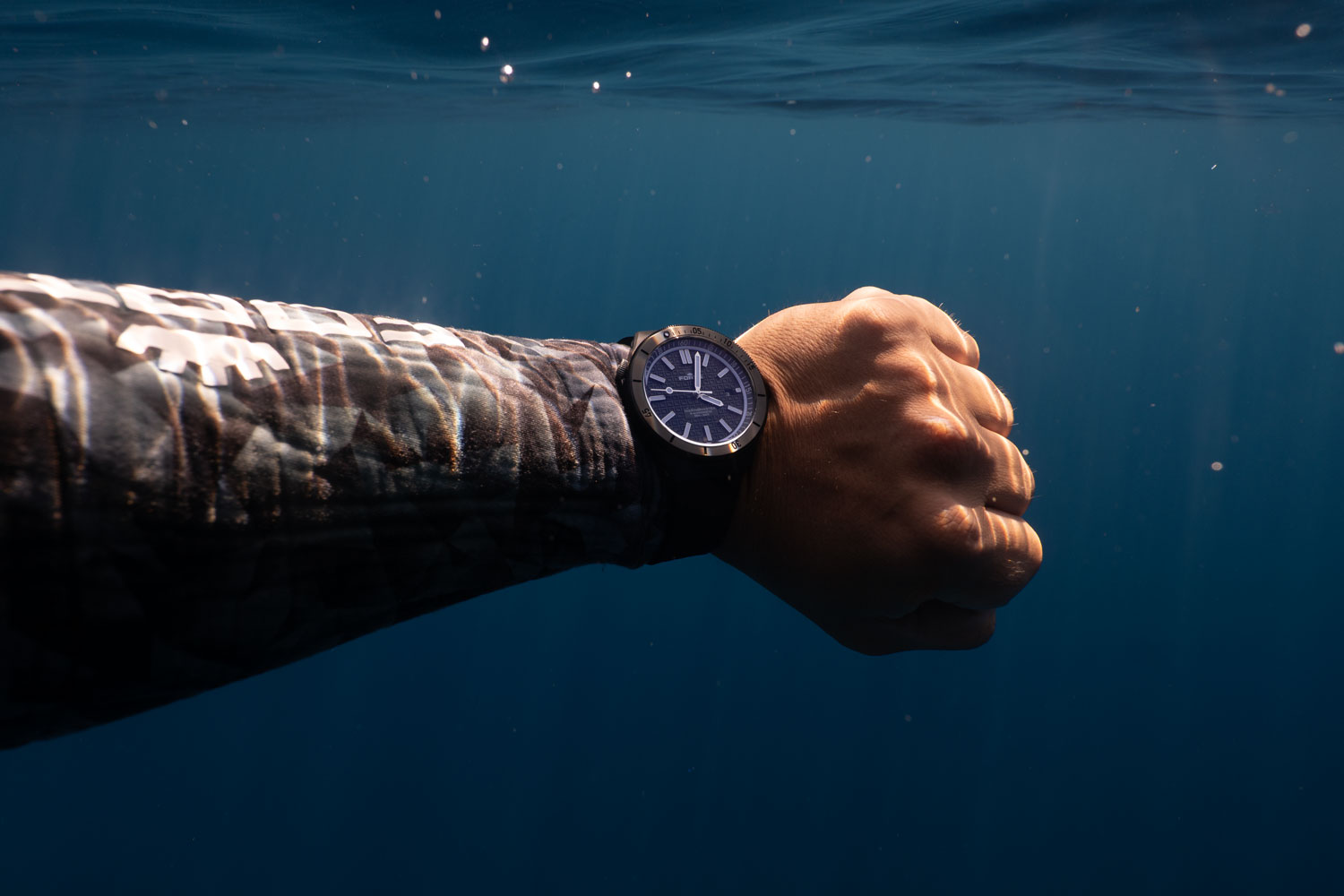 Marinemaster M-44 DLC Gravity Black von Fortis unter Wasser