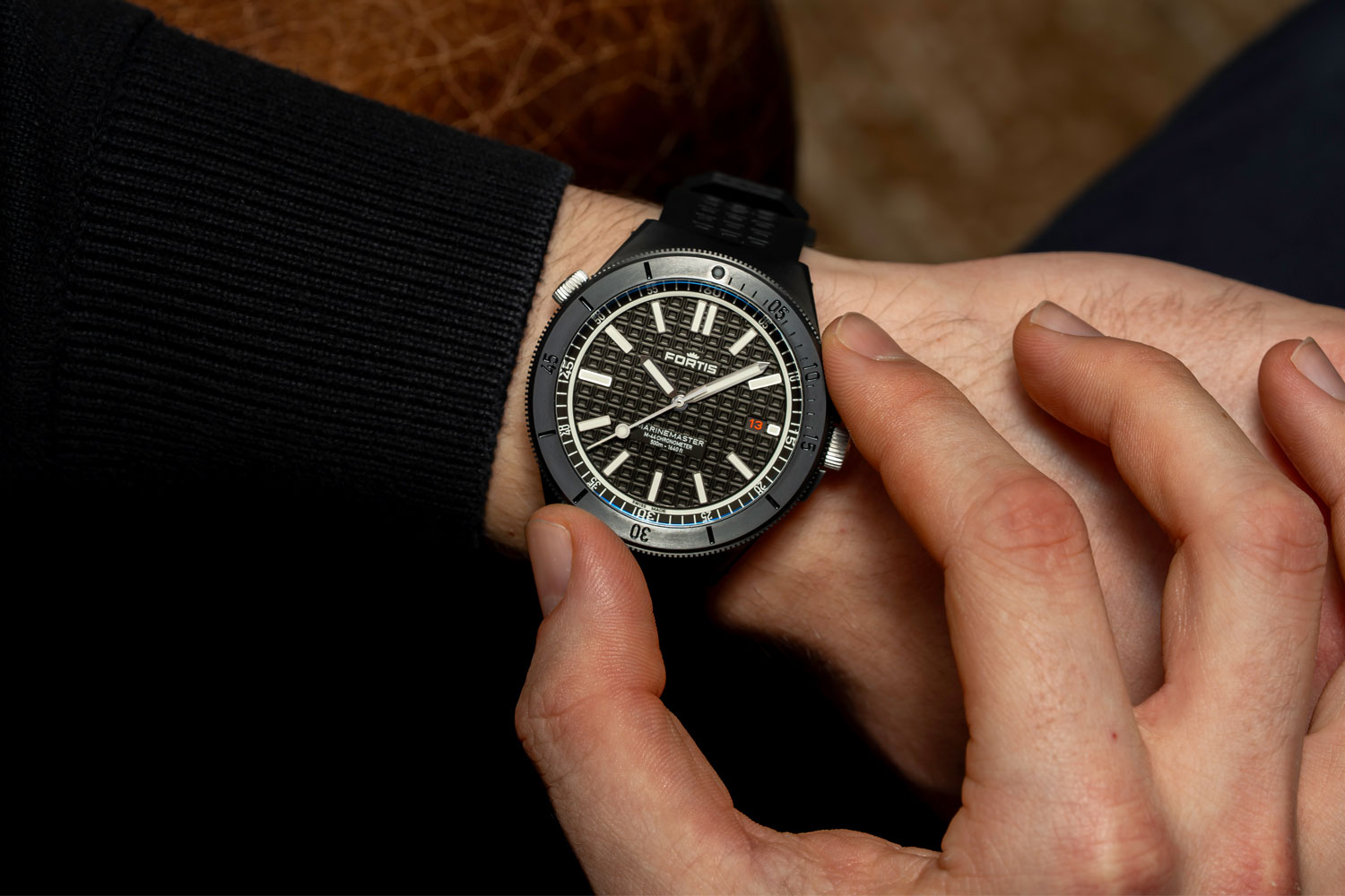 Marinemaster M-44 DLC Gravity Black von Fortis am handgelenk