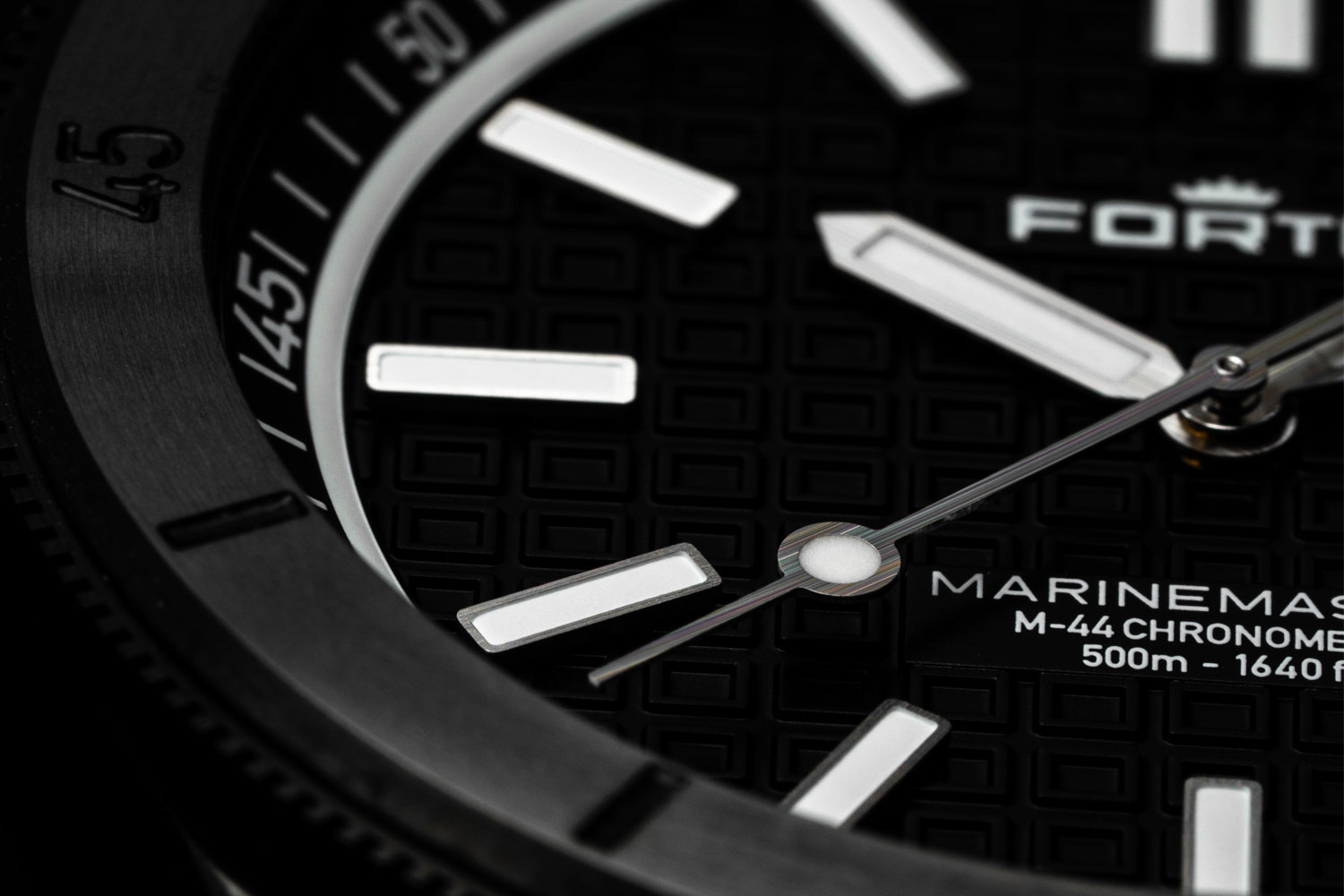 Zifferblattausschnitt der Marinemaster M-44 DLC Gravity Black von Fortis