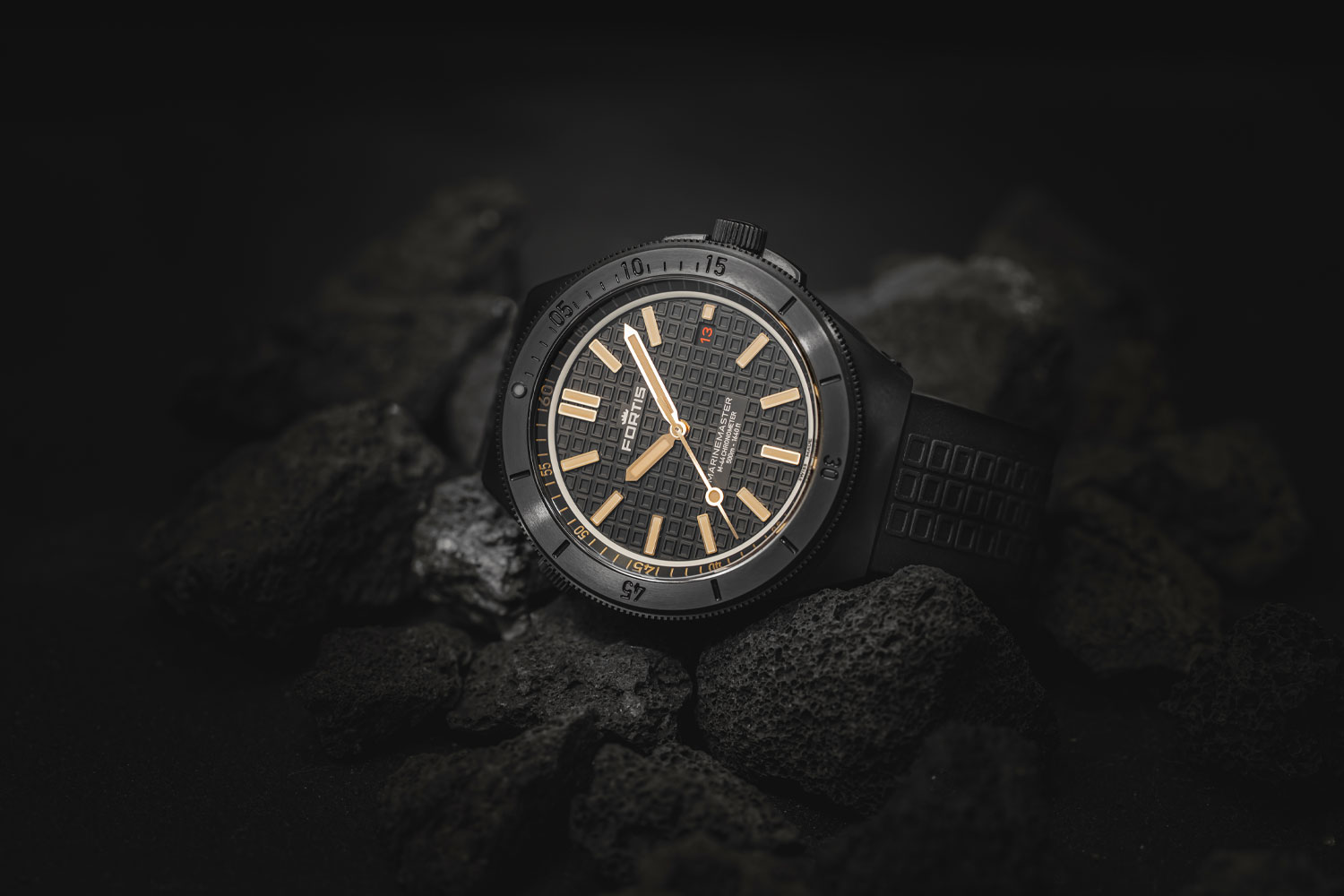 Marinemaster M-44 DLC Black Resin von Fortis auf der Seite liegend