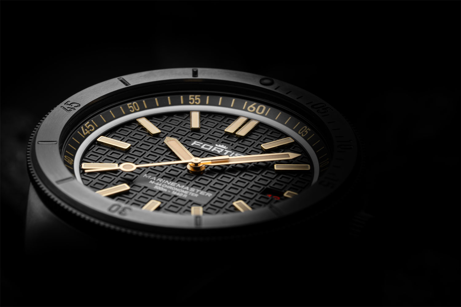 Close up von der Marinemaster M-44 DLC Black Resin von Fortis