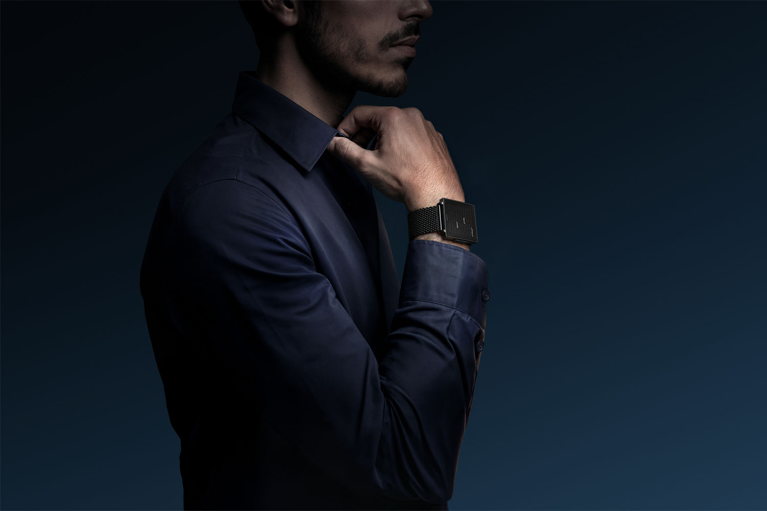 Qlocktwo W am Handgelenk eines männlichen Handgelenk