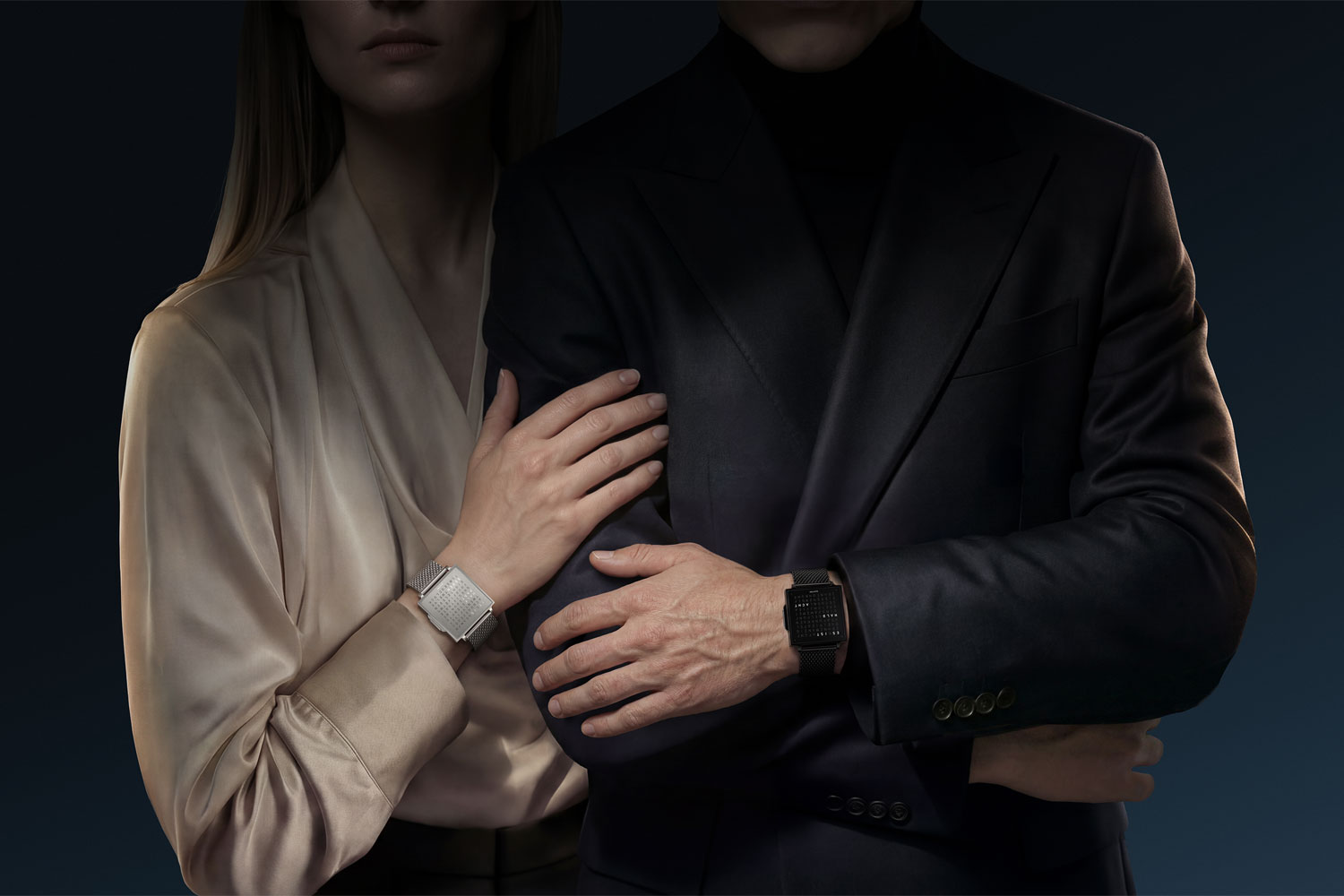 2 Models mit je eine Qlocktwo W am Handgelenk