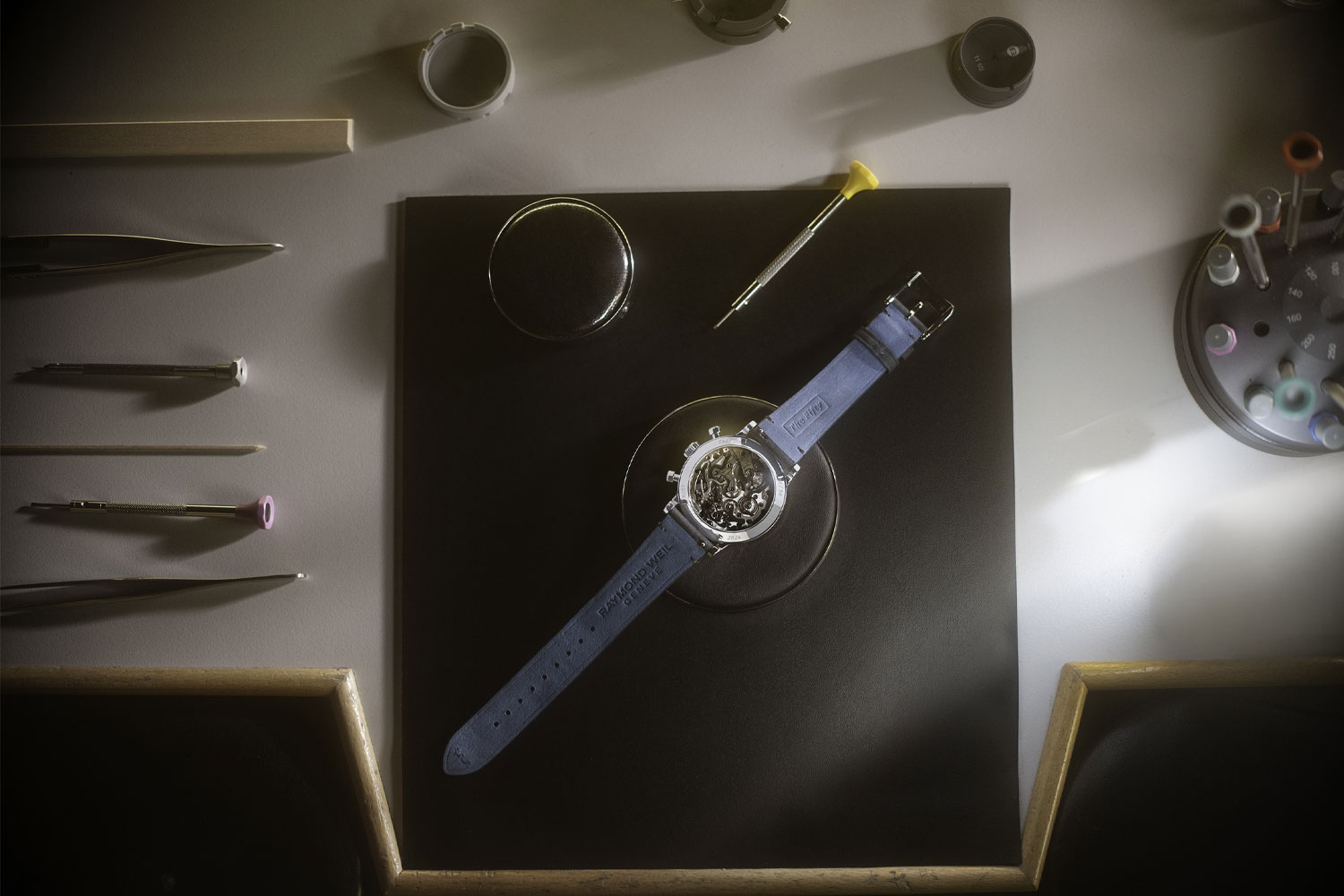 Millesime The Fifty von Raymond Weil, auf einem Tisch liegend, Blick auf das Uhrwerk