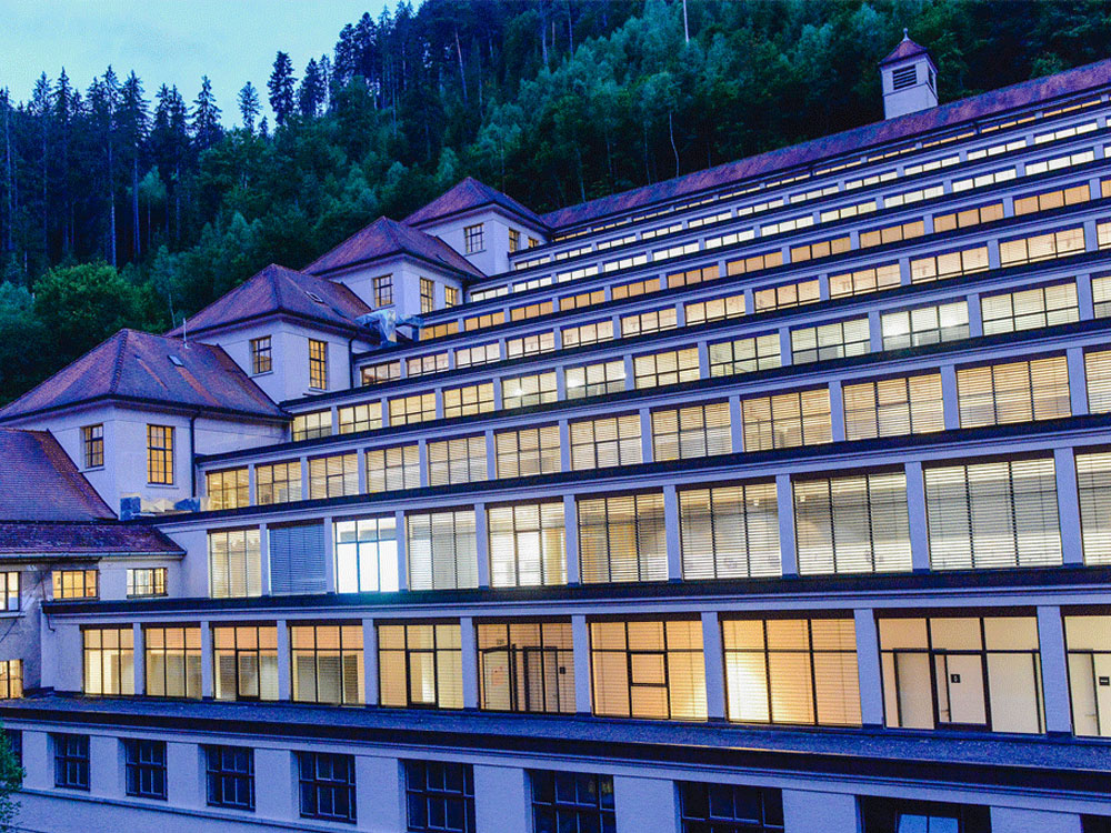 Junghans Terrassenbau in Schramberg mir erleuchteten Fenstern