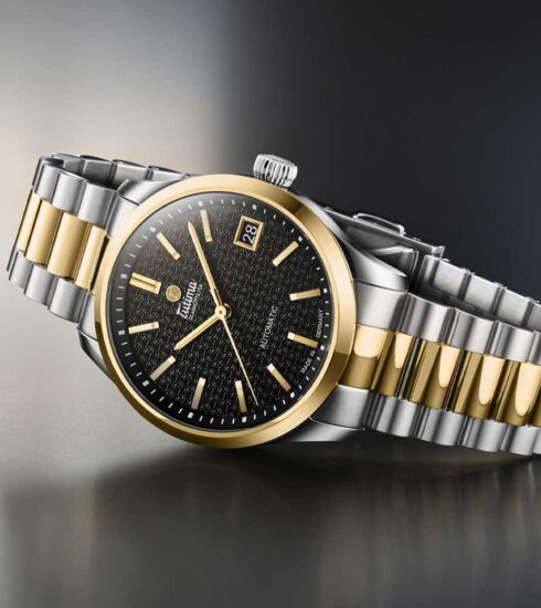 Sky von Turima in Bicolor-Ausführung, auf der Seite liegend