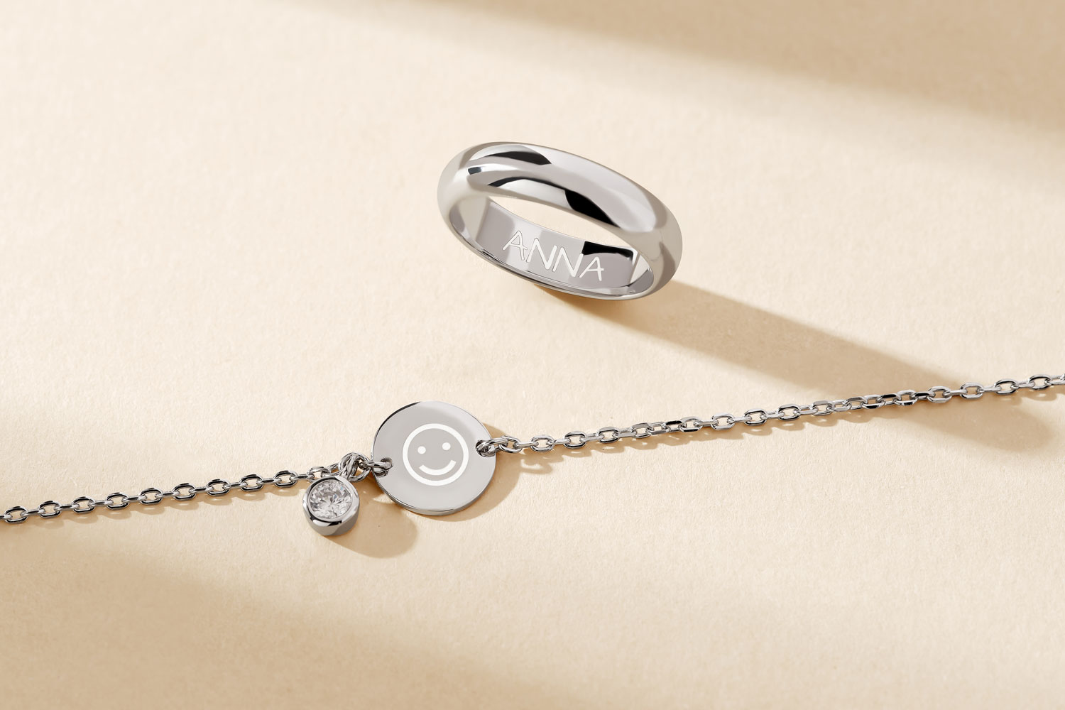 Beispiele für Gravuren von Juwelier Christ, Kette und Ring