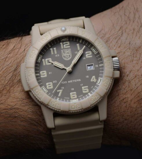 Sand Turtle 0320 von Luminox am Handgelenk