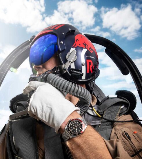 Ein Pilot mit Helm von Red Bull trägt eine Tudor