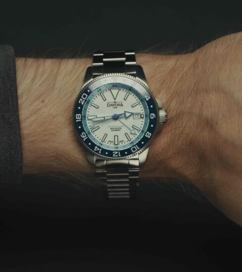 Davosa Argonautic World Traveller GMT als Wristshot am Handgelenk