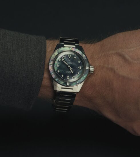YEMA Navygraf Pearl CMM.20 als Wristshot am Handgelenk mit Perlmutt-Zifferblatt