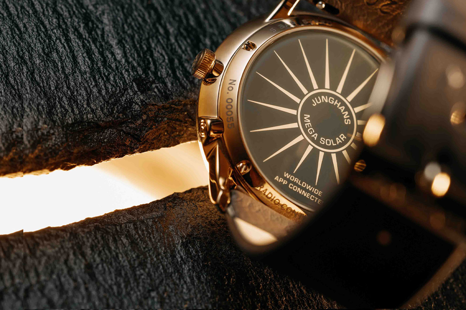 Boden der Meister Mega Solar von Junghans mit Sonnenmoriv