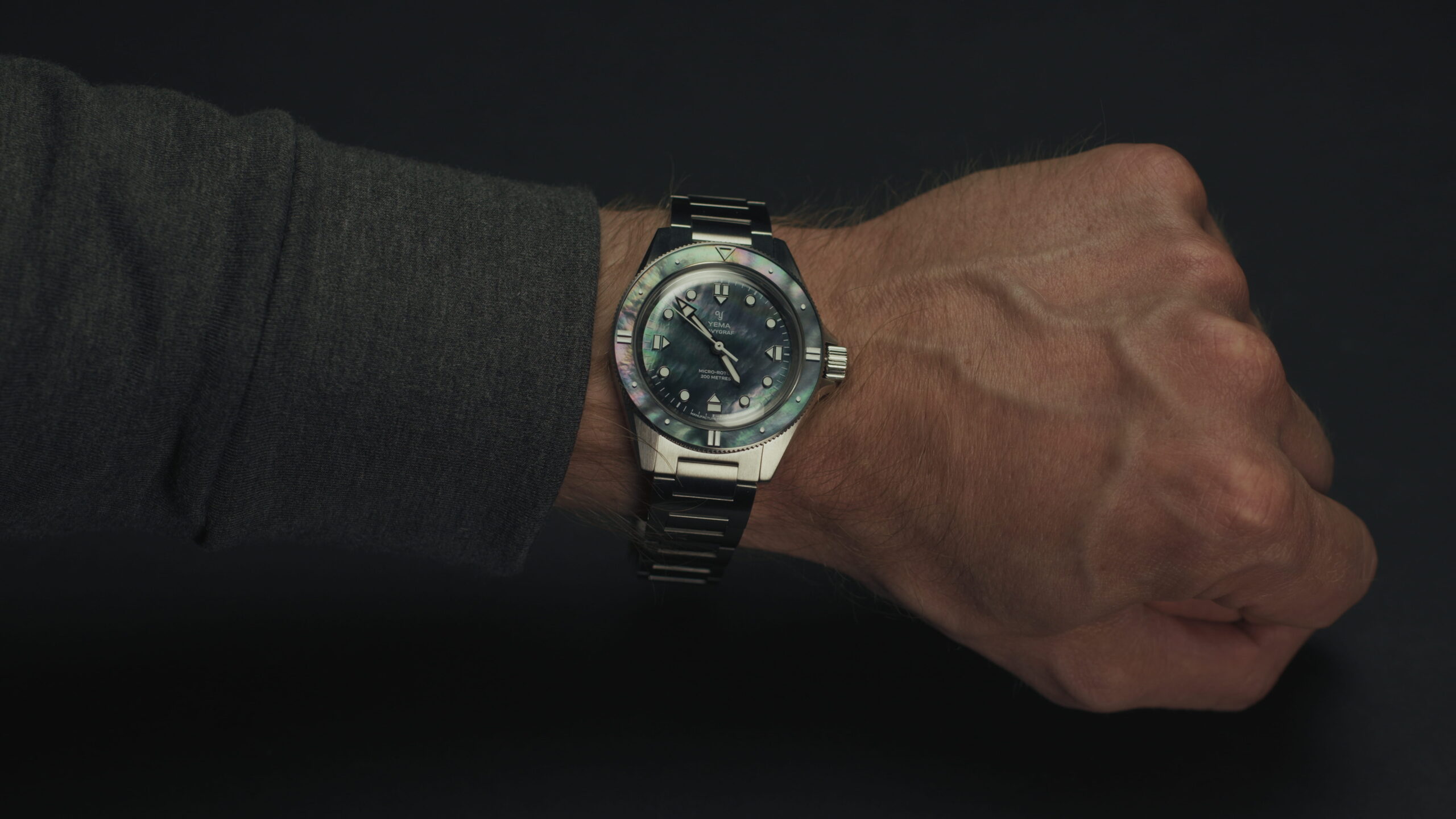 YEMA Navygraf Pearl CMM.20 als Wristshot am Handgelenk mit Perlmutt-Zifferblatt