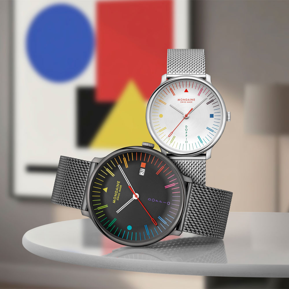 Zwei Modelle der Doppio Bauhaus mit schwarzem und silberfarbenem Zifferblatt von Mondaine