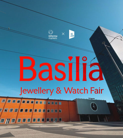 Halle 2 und Messeturm der Messe Basel mit dem Logo der Messe Basilia