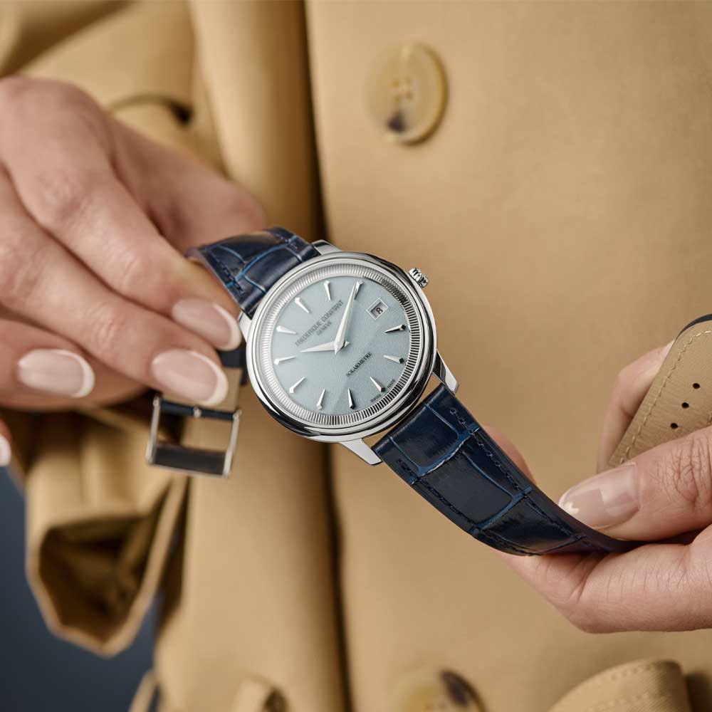 Frederique Constant Solarmetre, in der Hand gehalten