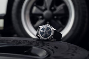 Noramis Datum Limitierte Edition Petro Surf 2026 von Union Glashütte, vor eine Felge liegend