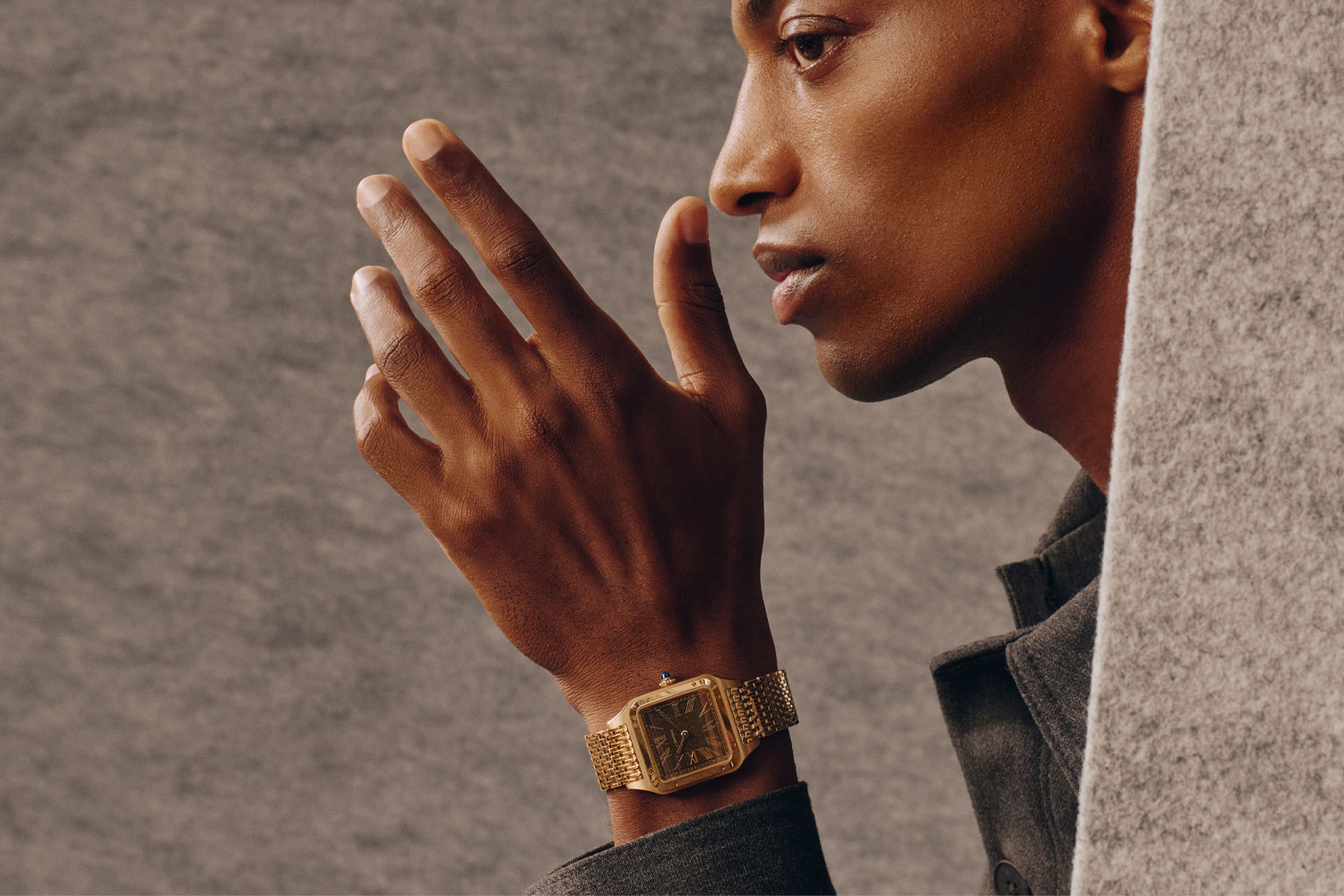 Cartier Santos-Dumont aus Gold mit Obsidian-Zifferblatt am Handgelenk