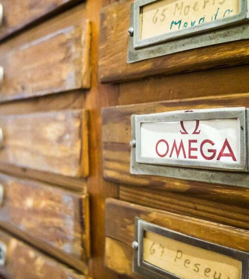 Nahaufnahme Schubladen im Lager von Ernst Westphal, eine Omega-Beschriftung ist im Vordergrund