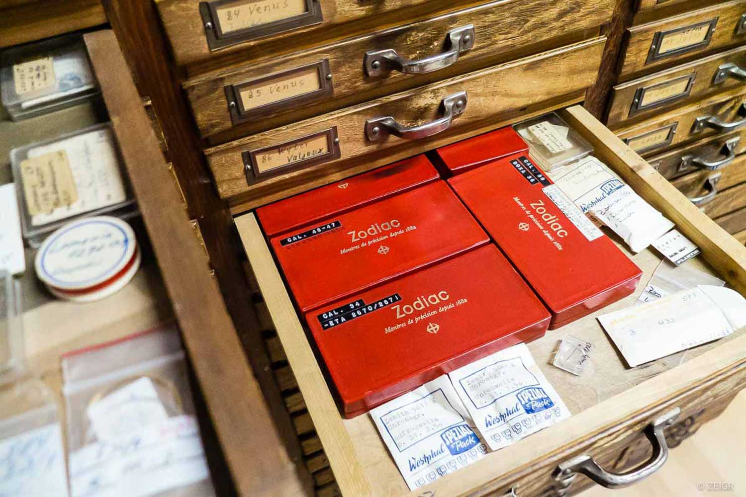 Blick in eine Schubladen im Lager von Ernst Westphal, man sieht rote Boxe mit der Aufschrift Zodiac