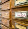 Nahaufnahme Schubladen im Lager von Ernst Westphal, eine Omega-Beschriftung ist im Vordergrund
