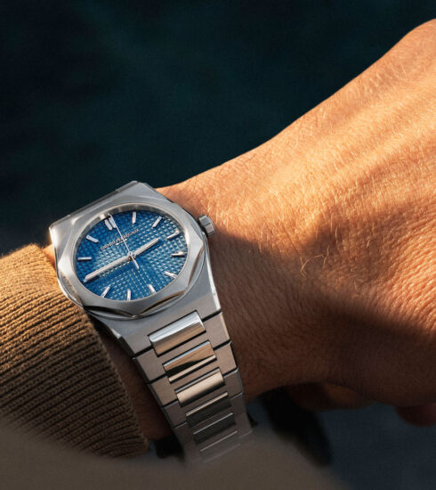 Laureato Fifty 39 mm mit blauem Emaille-Zifferblatt und Diamant Lünette von Girard-Perregaux, am Handgelenk