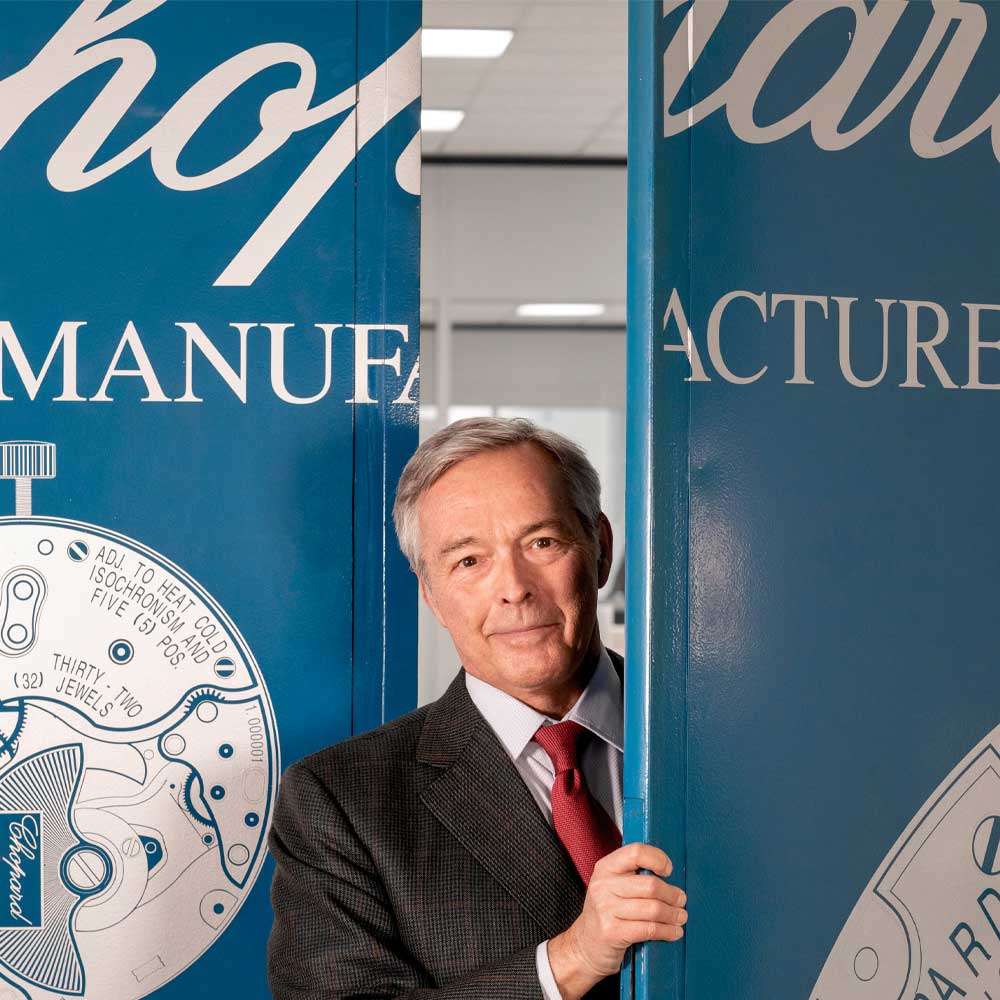 Karl-Friedrich Scheufele kommt durch eine Tur von der Chopard Manufacture
