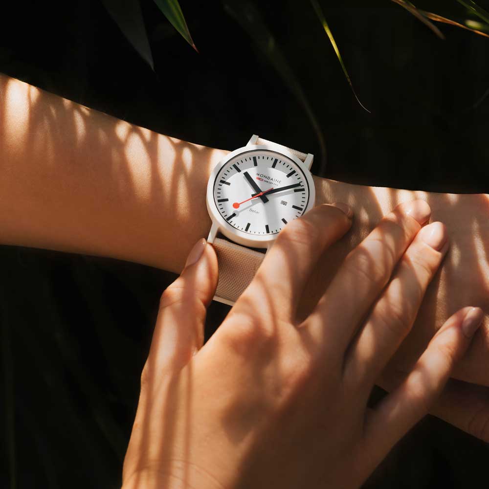 Mondaine essence Solar am Handgelenk