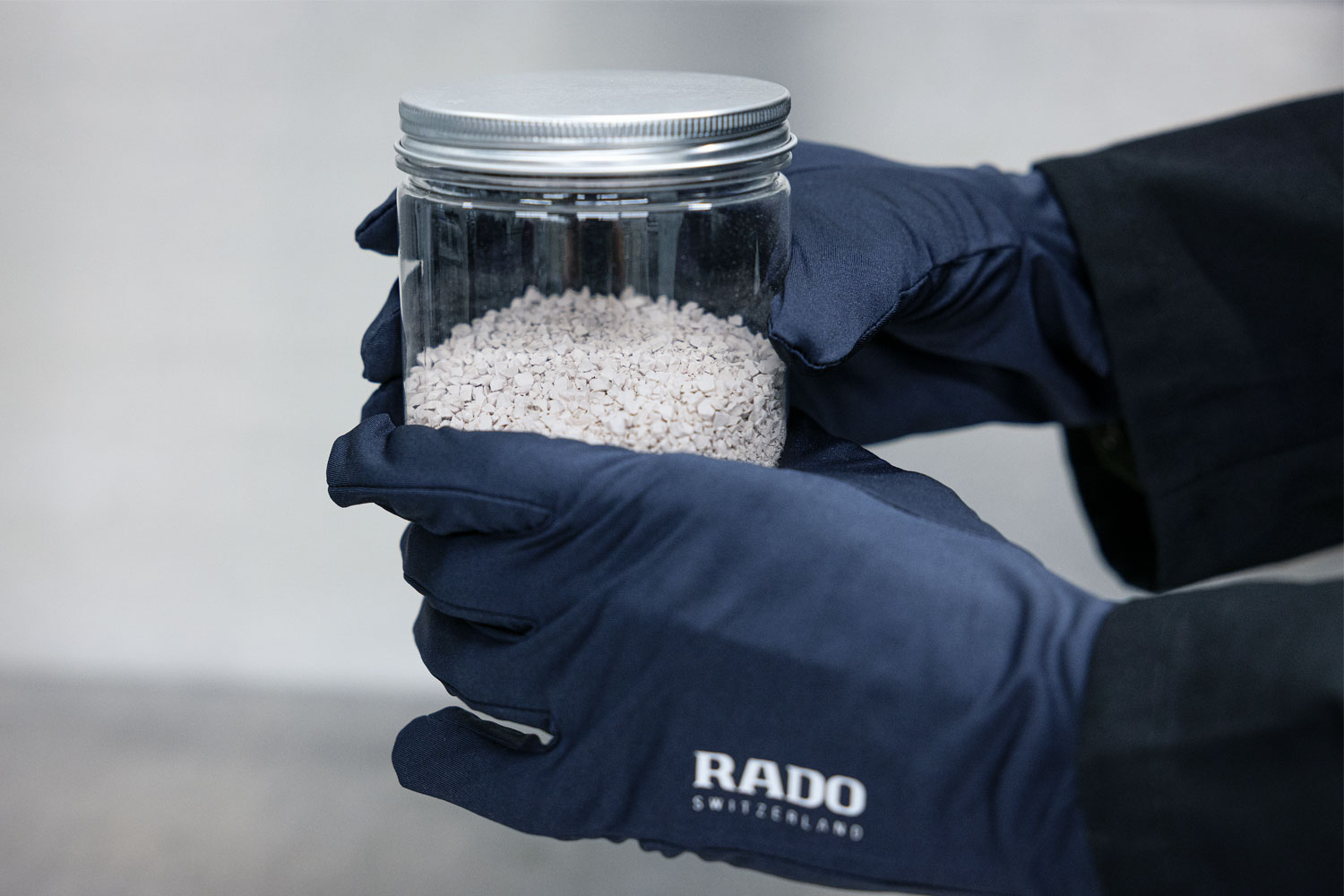 ertigung von Hightech-Keramik bei Comadur von Rado