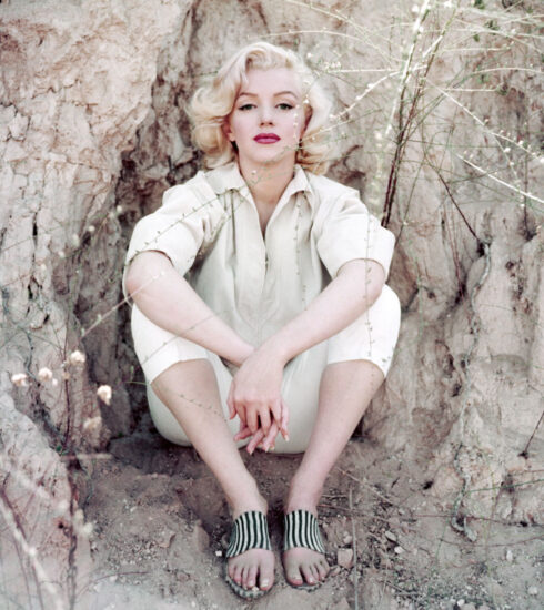 Kampagnenmoriv für die Blancpain Ladybird mit einem Model, das aussieht wie Marylin Monrow und vor einer Felswand sitzt