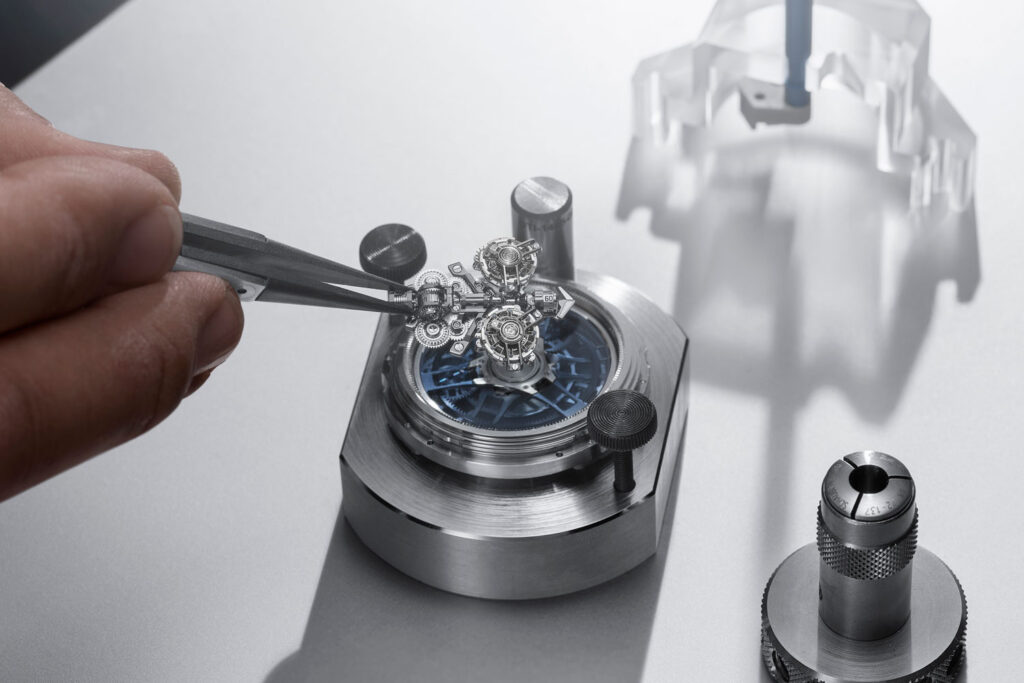 Händer montieren das Uhrwerk der Super Freak von Ulysse Nardin