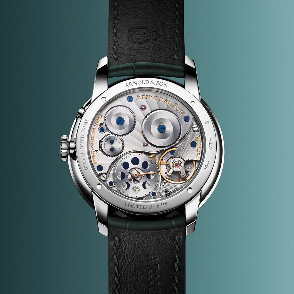 Blick durch den Saphirglasboden der Arnold & Son Perpetual Moon Colours of the Moon auf das Handaufzugskaliber A&S1512