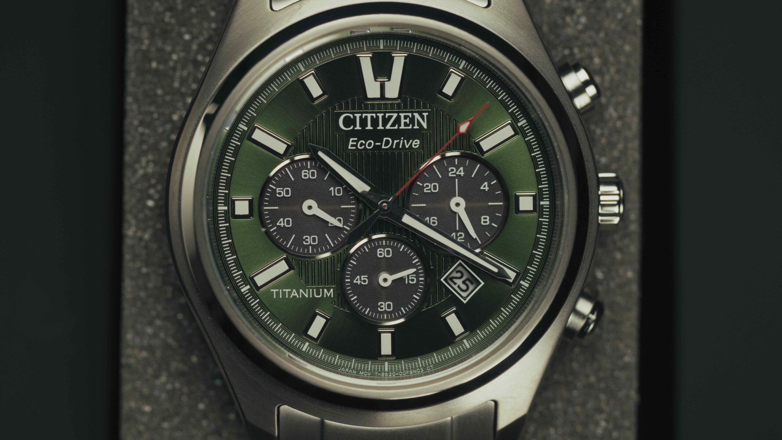 Close-up des grünen Zifferblatts des Citizen Super Titanium™ Chronograph CA4750-51X