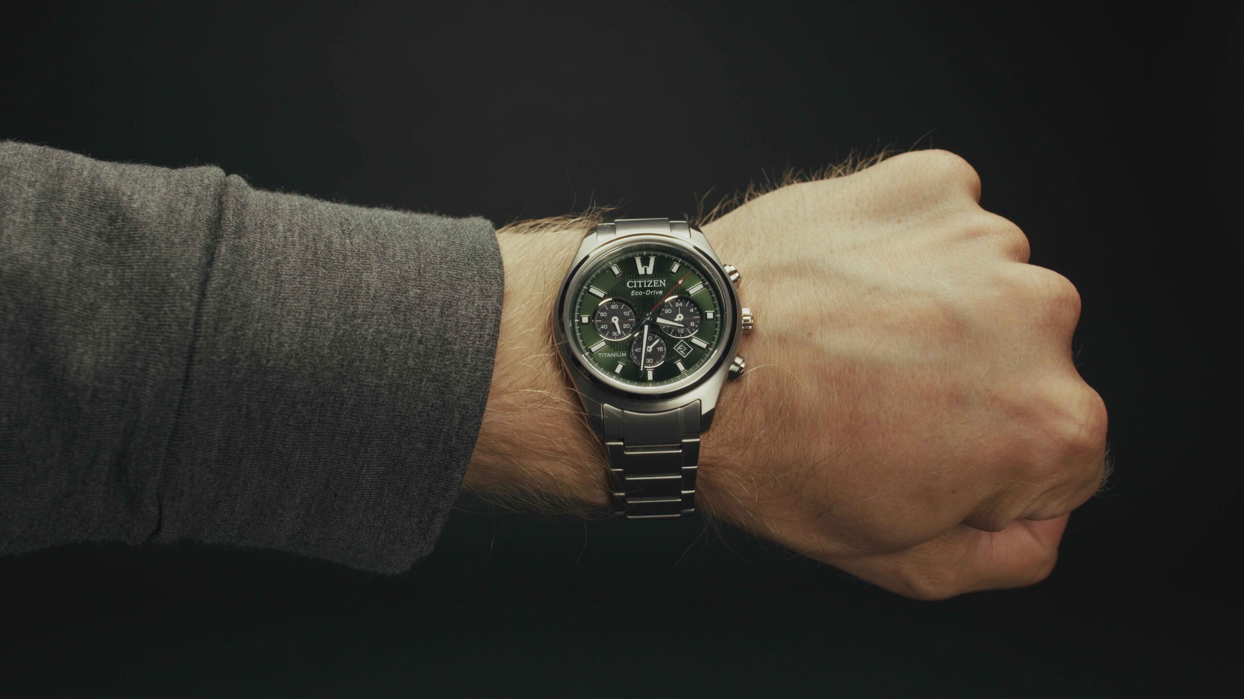 Citizen Super Titanium™ Chronograph CA4750-51X am Handgelenk mit grünem Zifferblatt