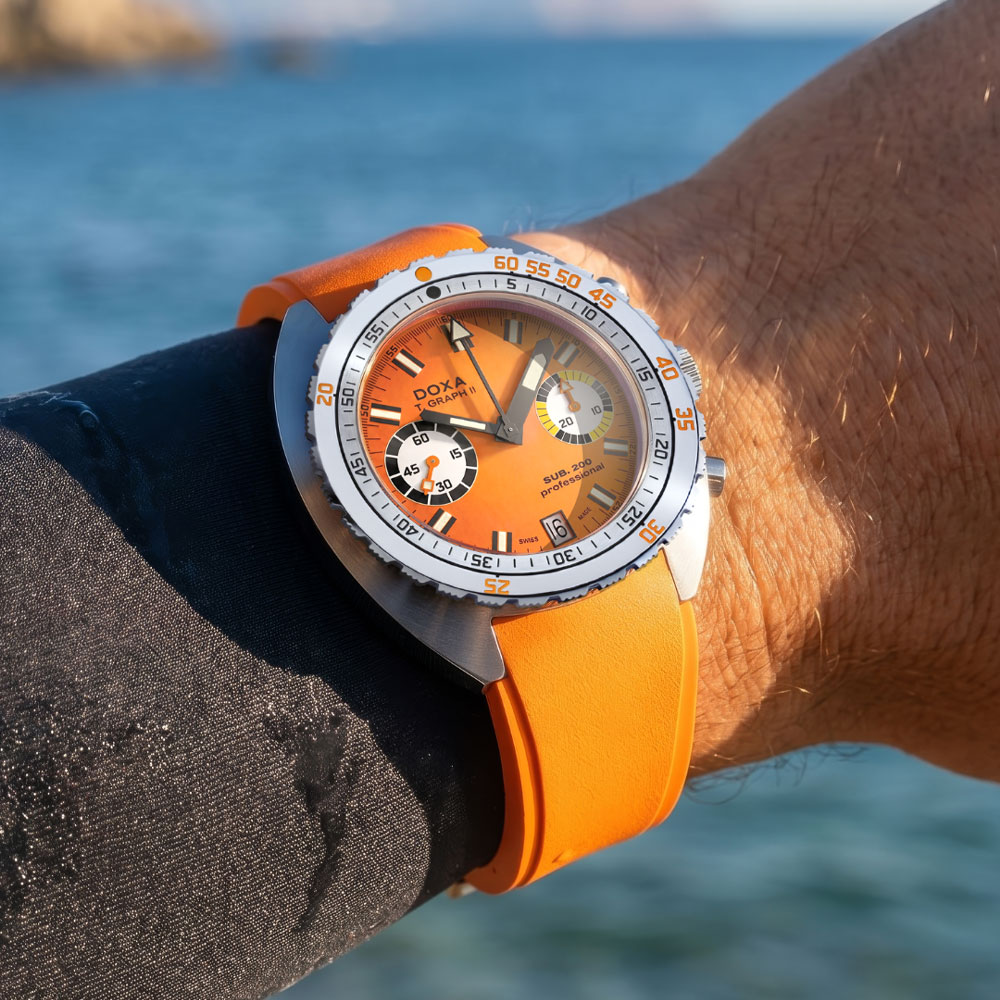 Doxa SUB 200 TGRAPH-II mit orangefarbenem Zifferblatt am Handgelenk