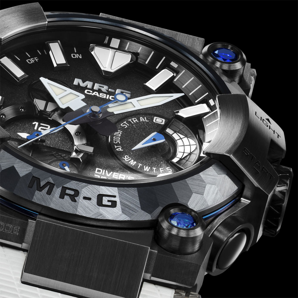 G-Shock MR-G Frogman BF1000EB, Nahaufnahme Zifferblatt und facettierte Lünette