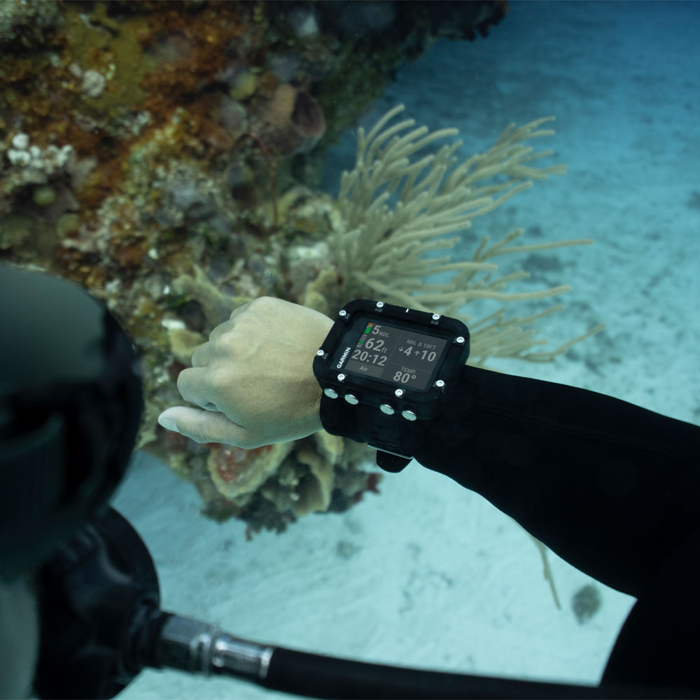 Garmin Descent X30 am Handgelenk eines Tauchers unter Wasser