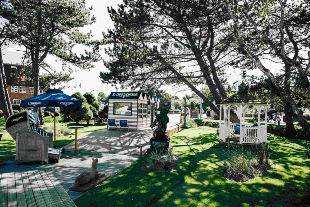 Pop-up von Longines auf Sylt mit Holzhäuschen, Strandkorb und Fahnen