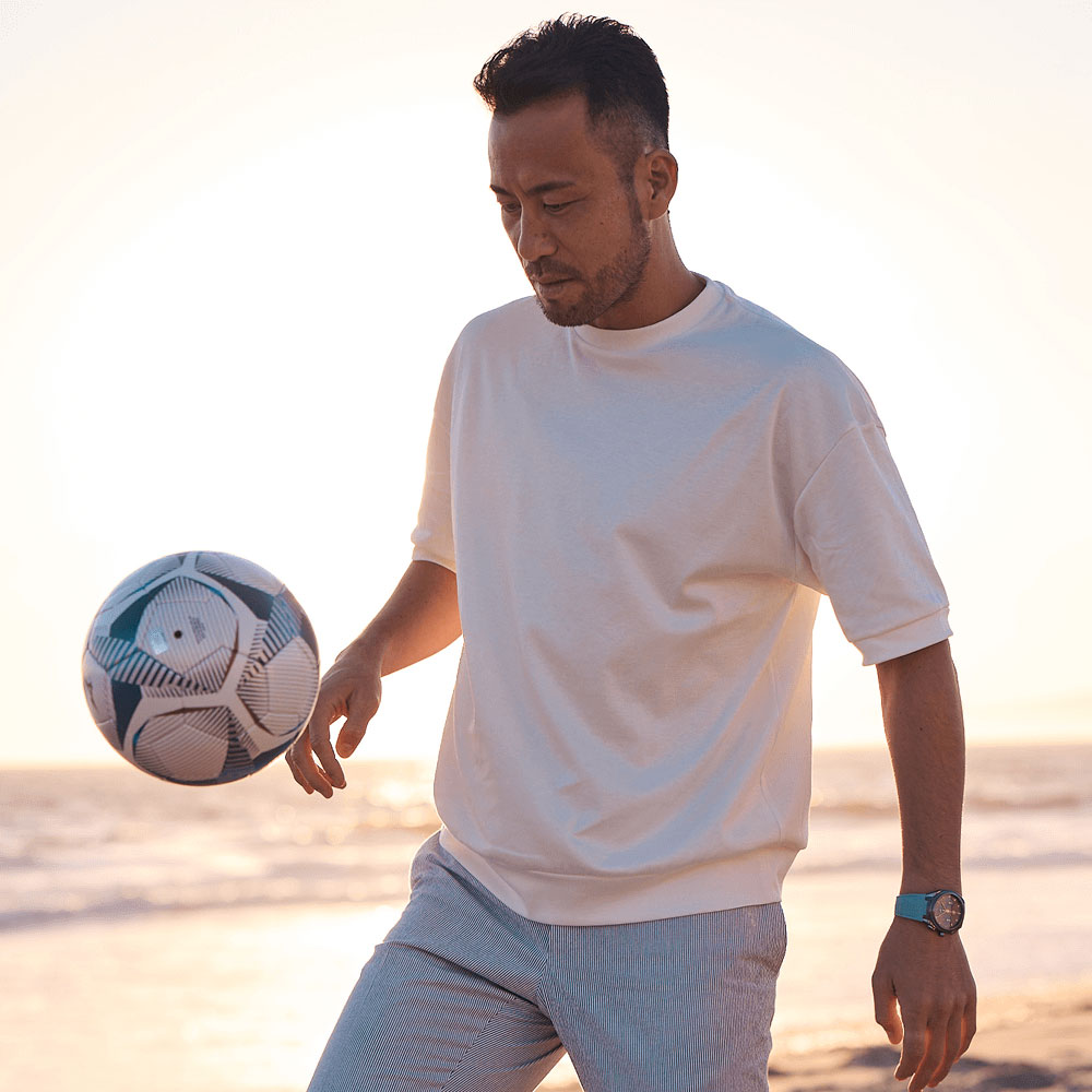 Maya Yoshida kickt einen Fußball