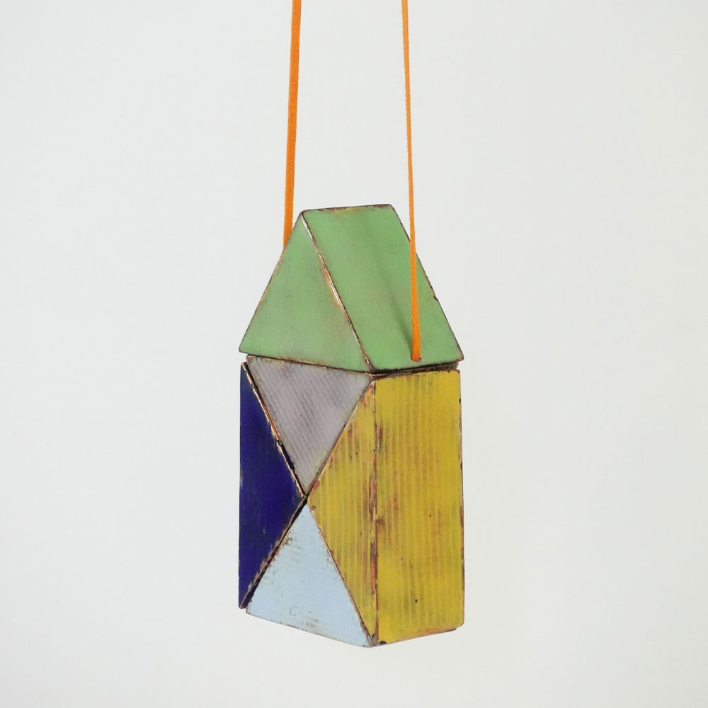 Nicole Beck: Halsschmuck Santa’s House, 2023, Kupfer, Emaille, Textilschnur. Foto: Nicole Beck