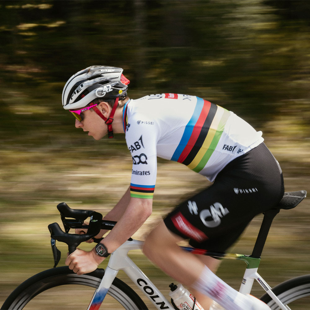 Pogačar auf dem Rennrad mit einer Uhr von Richard Mille am Handgelenk
