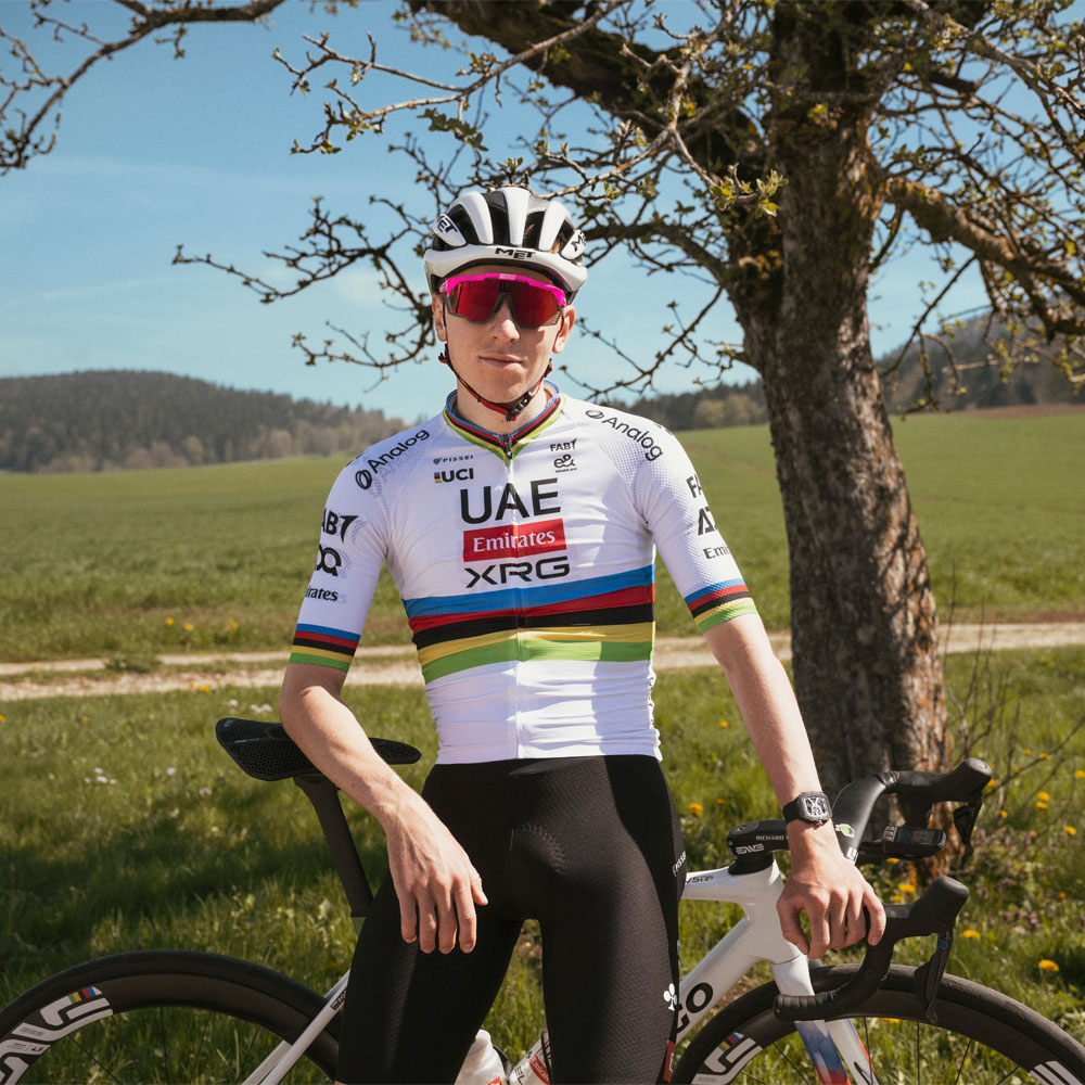 Pogačar auf dem Rennrad mit einer Uhr von Richard Mille am Handgelenk