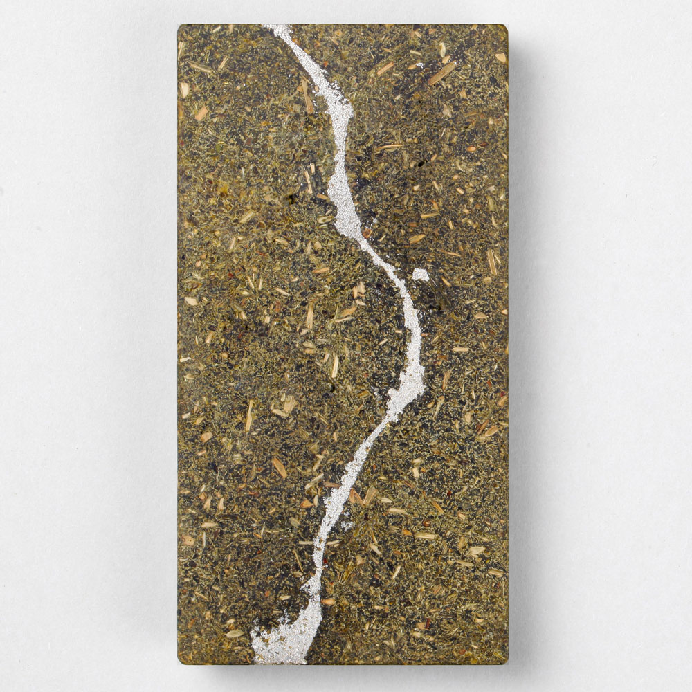 Zhipeng Wang: Brosche Tea Brick #25, 2023, chinesischer Tee, 925 Silber, Edelstahl, Aluminium. Foto: Zhipeng Wang.